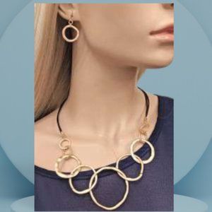 MATTE GOLD CIRCLE NECKLACE W/MATTE GOLD EARRINGS